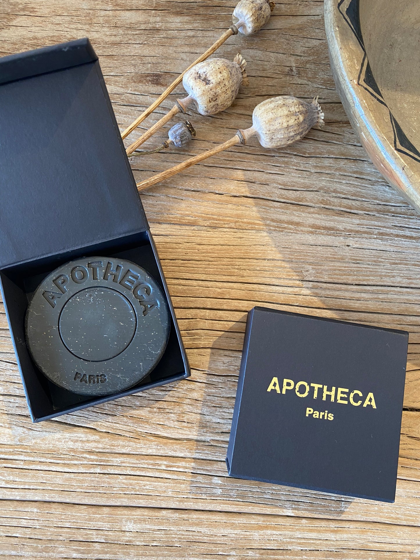 Savon Noir et grains de noyau d'abricot broyé
