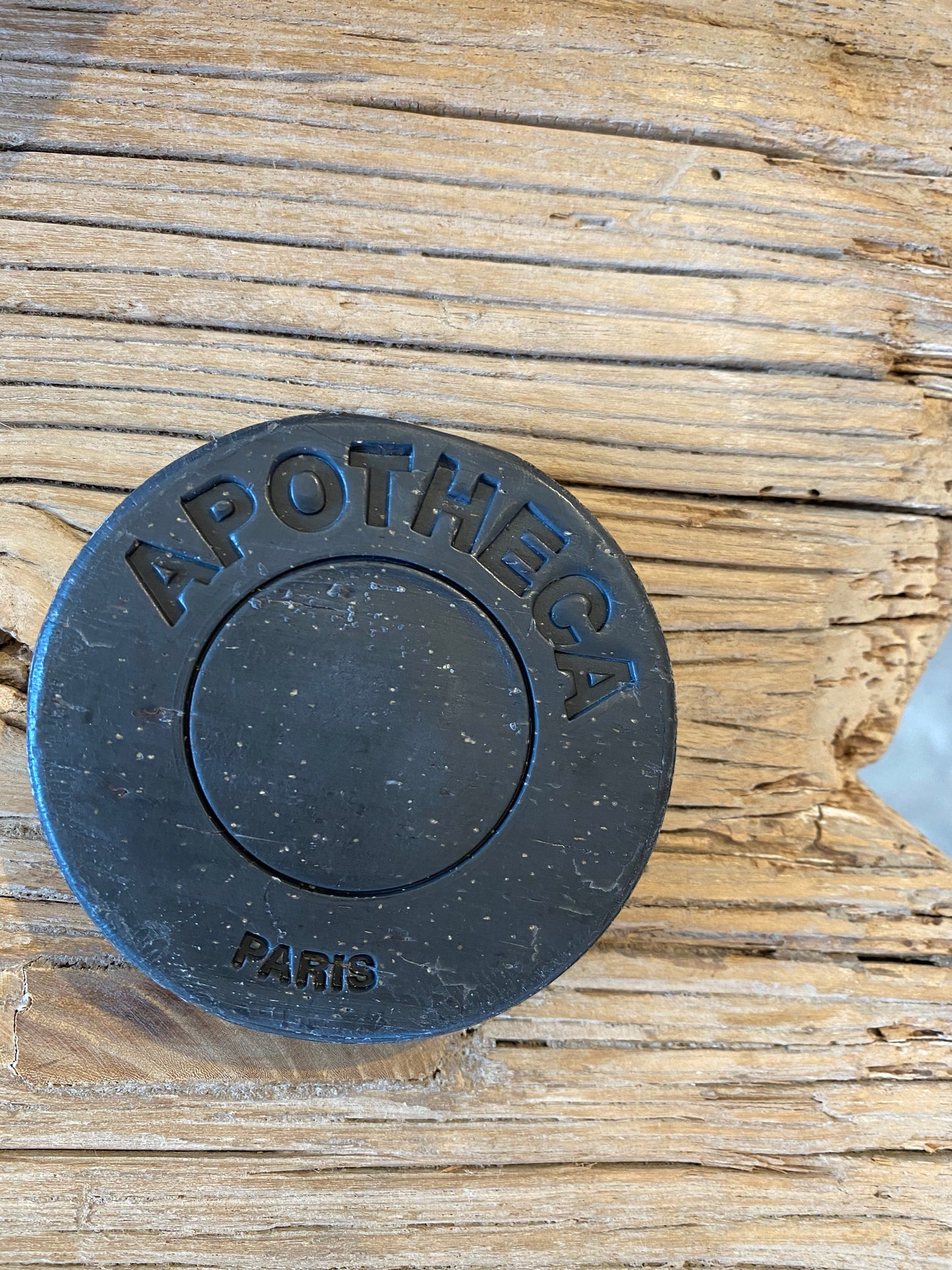 Savon Noir et grains de noyau d'abricot broyé