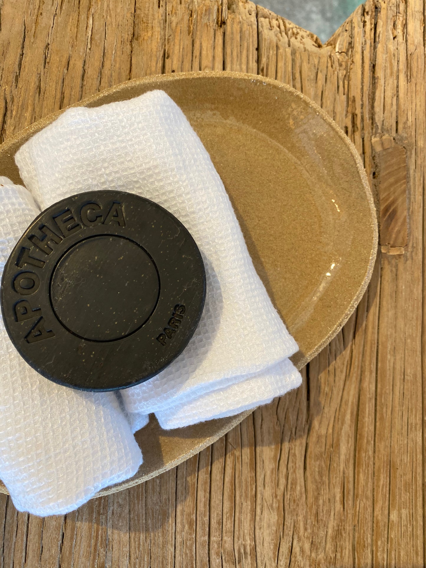 Savon Noir et grains de noyau d'abricot broyé