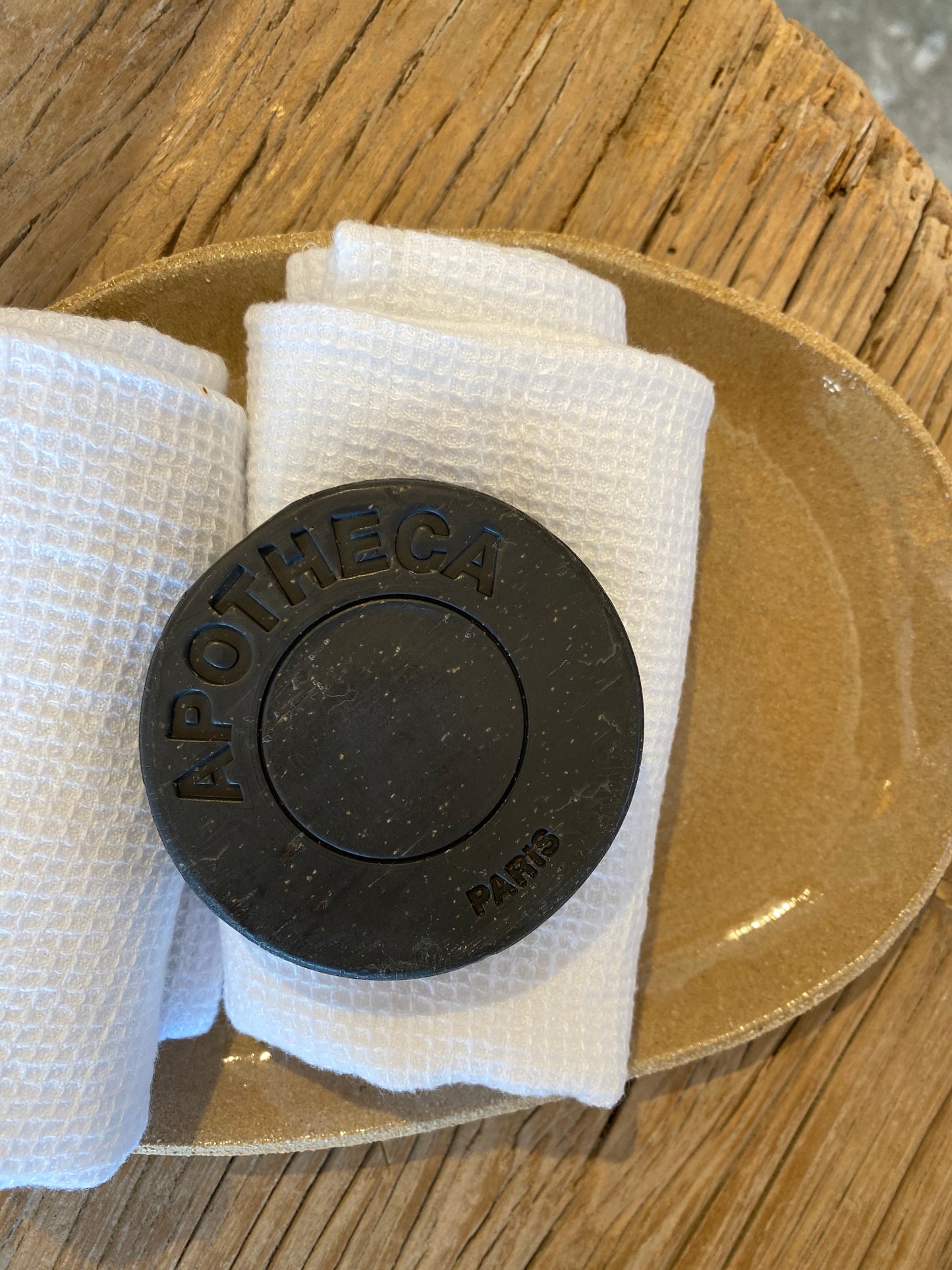 Savon Noir et grains de noyau d'abricot broyé