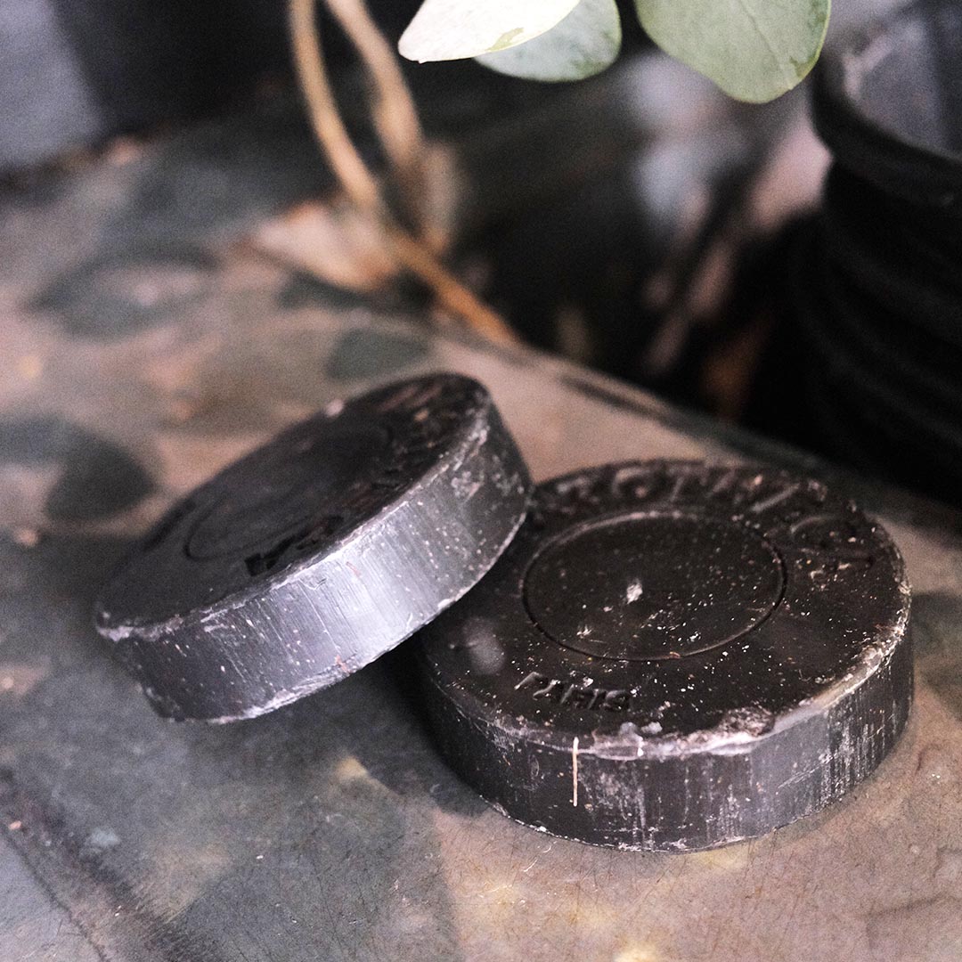 Savon Noir et grains de noyau d'abricot broyé