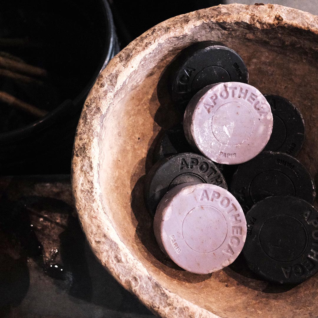 Savon Noir et grains de noyau d'abricot broyé