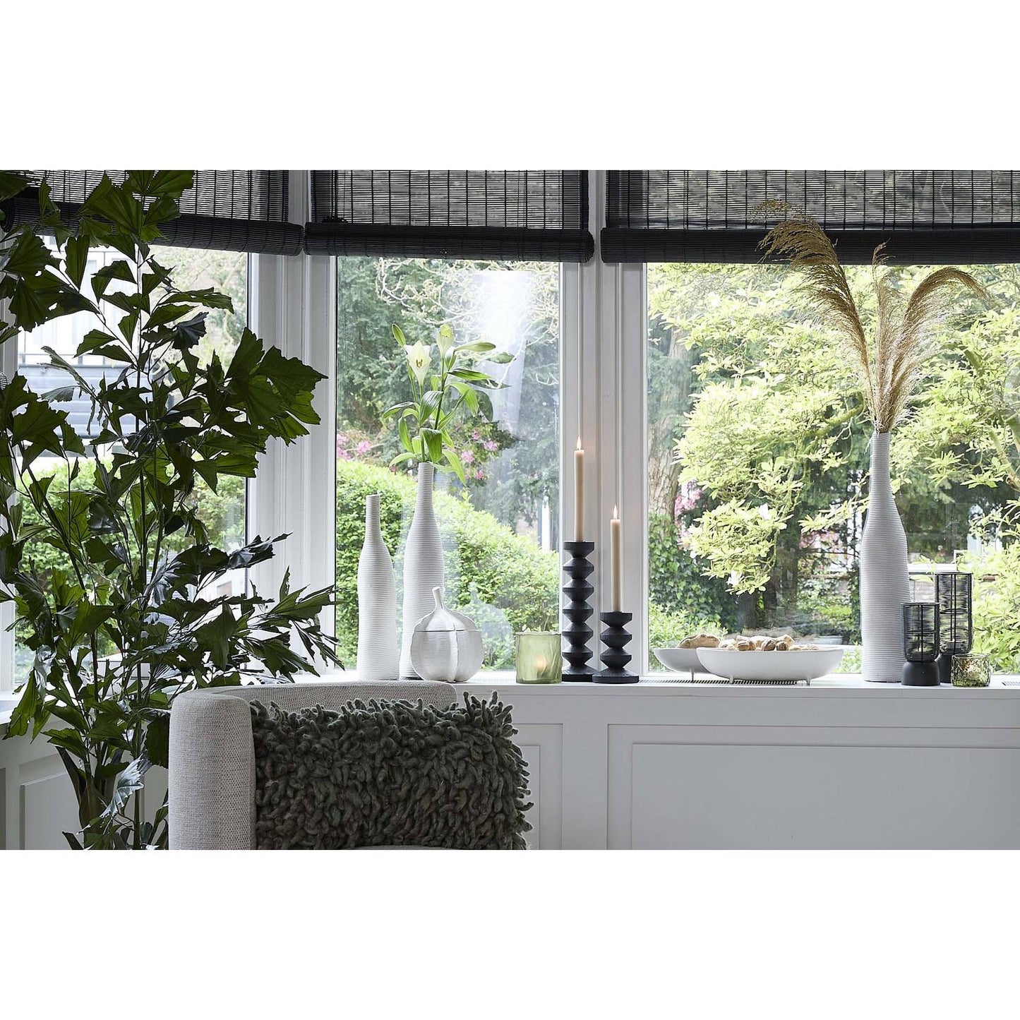 Plat sur pied blanc